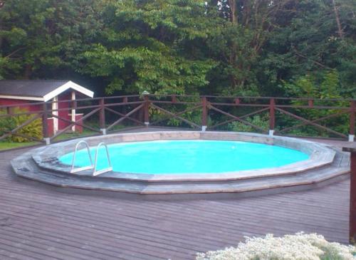 尤城Nordhagen Gate的木制甲板上的大型游泳池