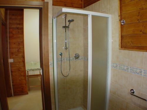 马里纳迪马萨Camping Luni的浴室里设有玻璃门淋浴