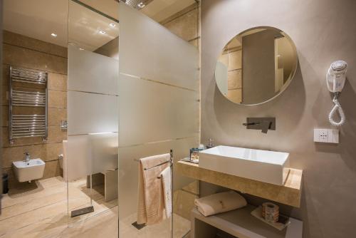蓬塔阿拉Villa Margherita Wellness & Golf - "Your Private Punta Ala"的一间带水槽和镜子的浴室