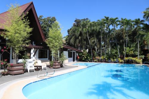 达沃市多米西里奥洛伦佐酒店的棕榈树度假村的游泳池