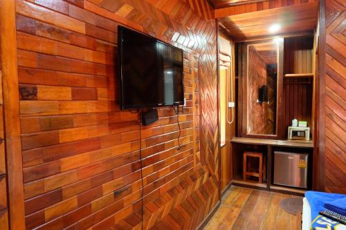 皮皮岛皮皮沙海景度假村 的木墙上配有电视的墙