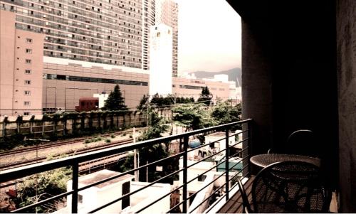 釜山TRT Hotel的市景阳台(带椅子)