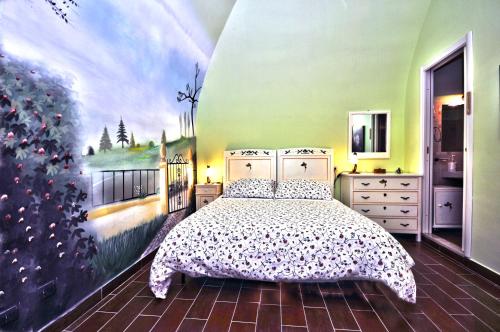 BovinoResidenza Bove Incoronato的卧室配有一张床,墙上挂有绘画作品