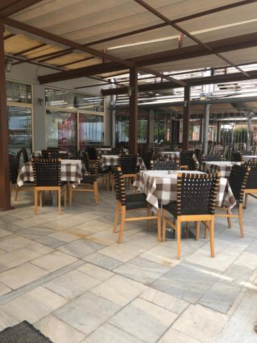 卡梅纳维洛拉基普雷奥斯酒店的餐厅内带桌椅的用餐区