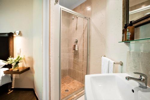 约翰内斯堡Sandton Slippers的带淋浴、水槽和淋浴的浴室