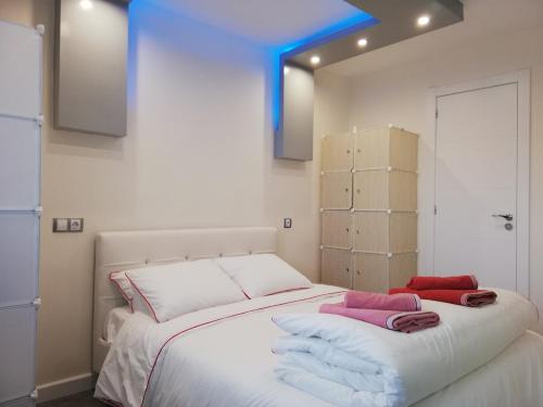 罗列特海岸One Bedroom Flat in Fenals Lloret de Mar for 4 People的一间卧室配有一张大床和毛巾