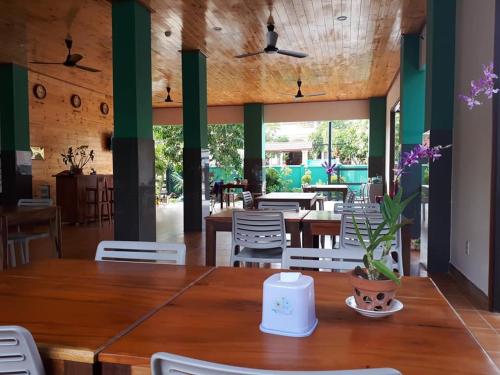 美奈协和度假村的一间带木桌和椅子的用餐室