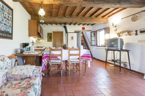 基安奇安诺泰尔梅Tenuta Di Argiano A Montepulciano的厨房以及带桌椅的起居室。