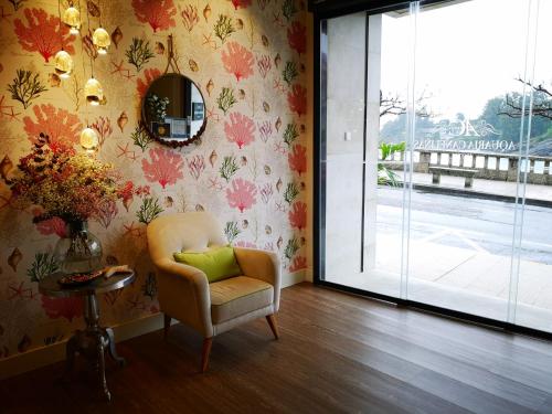 波多诺伏Hotel Boutique Aquaria Caneliñas的客厅配有椅子和镜子
