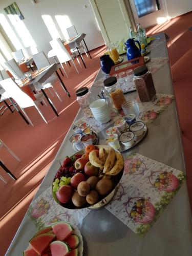Sundhagen-NiederhofHaus ÜberLand的桌上放着一碗水果和其他食物