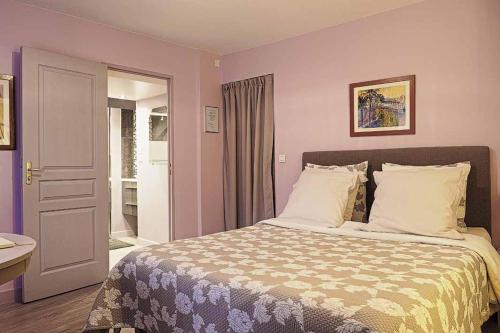 穆鲁Au Fil de l'Eau的一间卧室设有一张紫色墙壁的大床