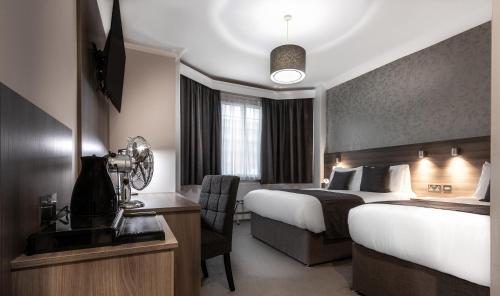 索尔兹伯里曲多斯酒店的酒店客房配有两张床和一张书桌