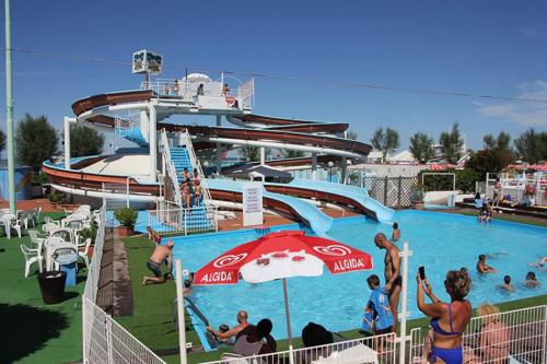 里乔内Hotel Rosalba的游轮,在带遮阳伞的游泳池里与人一起