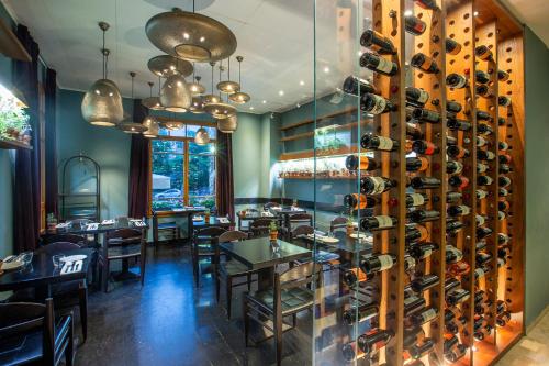 特拉维夫特拉维夫最优罗斯柴尔德酒店 的一间用餐室,配有一瓶葡萄酒