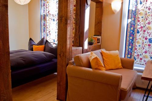 什未林克斯特斯特拉斯城堡假日公寓的客厅配有沙发和1张床