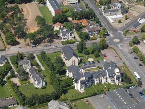 卡布尔Lagrange Vacances Les Résidences的城市中一座大房子的空中景观