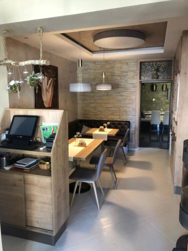 LanžhotPenzion Toscana的一间带桌椅的用餐室