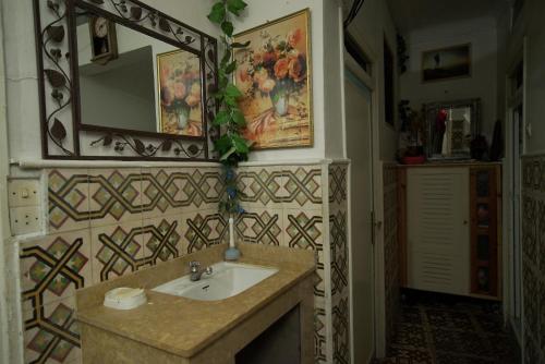 索维拉蓝白旅舍的一间带水槽和镜子的浴室