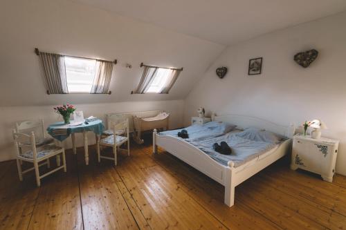 SzálkaNoresa Dekor és Panzió的一间卧室,配有一张床铺,上面有两只猫
