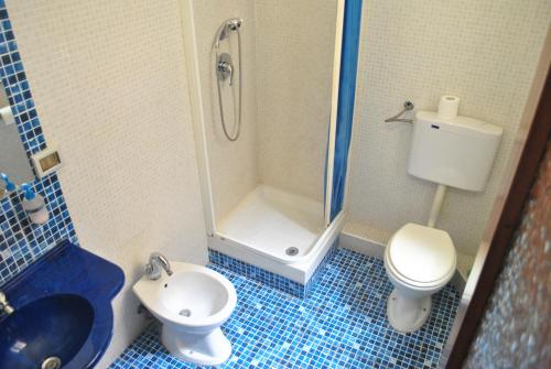 巴勒莫Sunrise Hostel & Rooms的带淋浴、卫生间和盥洗盆的浴室