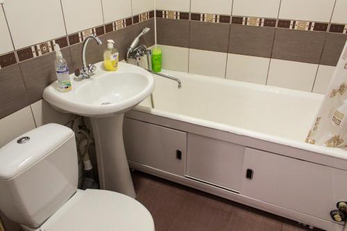 科布林Apartment on Pushkina 7的浴室配有盥洗盆、卫生间和浴缸。