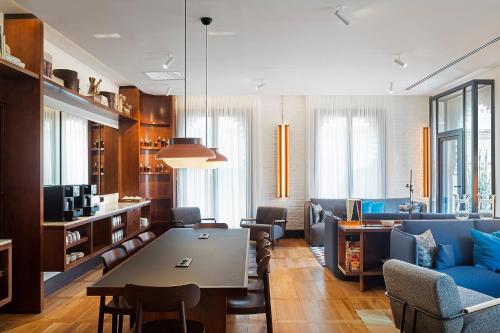巴塞罗那Praktik Èssens的客厅配有桌子和蓝色沙发