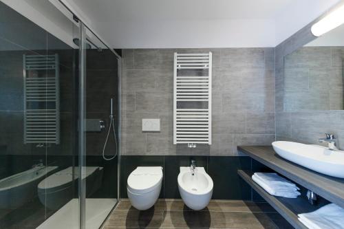 阿科索尔假日酒店的浴室配有2个盥洗盆、卫生间和淋浴。