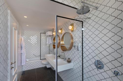 特拉维夫Sam&Blondi的一间带水槽、卫生间和镜子的浴室