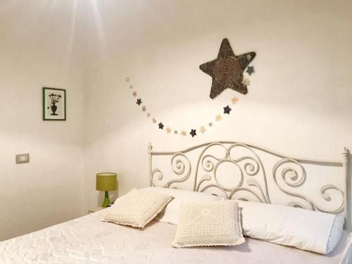 托里格兰德Casa Ferreri的卧室配有一张墙上星星的床