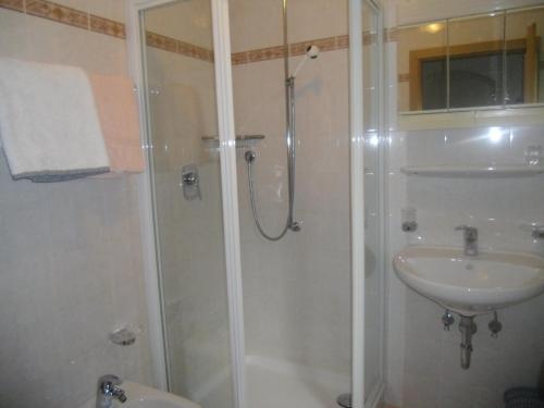 科瓦拉因巴迪亚Garni Margherita的带淋浴和盥洗盆的浴室
