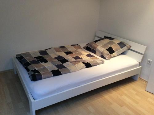 HeddesheimFerienwohnung Heddesheim的一张床上有两个枕头的房间