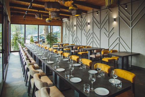 基辅Hotel Fregat的用餐室配有长桌子和黄色椅子