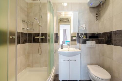 杜布罗夫尼克Studio Apartment & Room TEN - Free parking的带淋浴、盥洗盆和卫生间的浴室