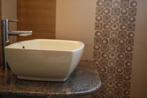 乌提Paradise Perfect的浴室内一个位于柜台上的白色水槽