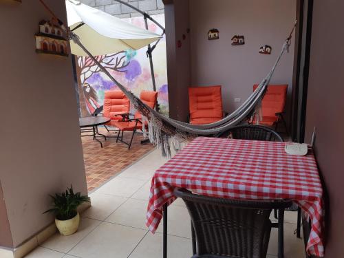 特古西加尔巴Casa Sur的配有桌椅和遮阳伞的房间