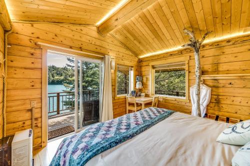Halibut CoveStillpoint Lodge - All-Inclusive的小木屋内一间卧室,配有一张床和一个窗户