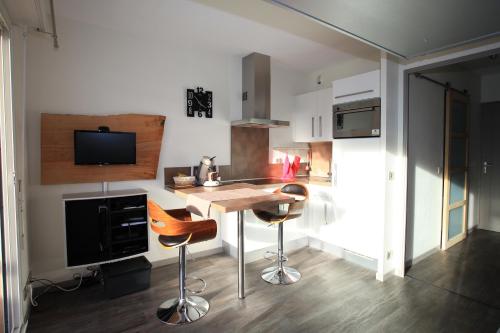 康博莱班Studio Ttikia的一间厨房,里面配有一张桌子和凳子