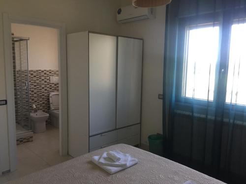 菲乌米奇诺Bed&Breakfast Riccio&Lella的一间带大型白色橱柜和卫生间的浴室