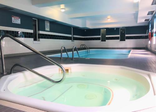 坎卢普斯坎卢普斯戴斯酒店的浴室设有浴缸和2个水龙头