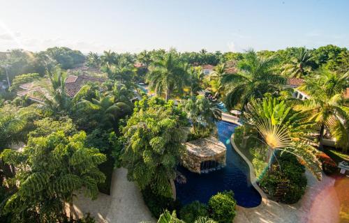 西湾玛雅公主海滩潜水度假酒店的享有带游泳池的度假村的空中景致