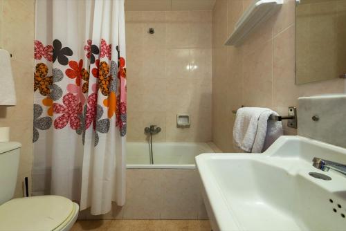 卡里拉Hotel Mar i Sol的浴室配有水槽、卫生间和浴帘