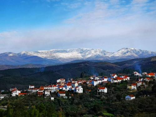 LavacolhosCASA TITA的一座小城镇,其背景是积雪覆盖的群山