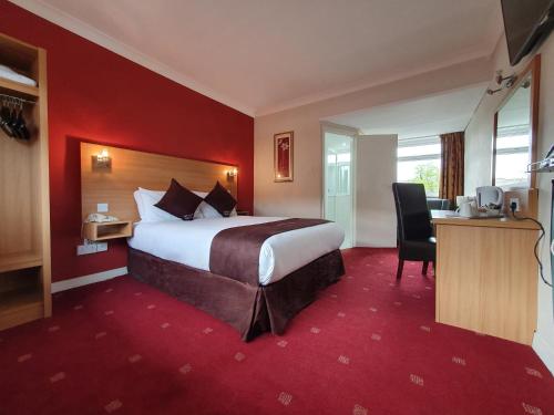 伯明翰阿波罗酒店的酒店客房设有一张大床和一张书桌。