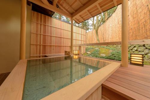京都花筏日式旅馆的一座带木甲板的室内泳池