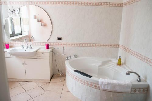 斯廷蒂诺Villa Diana affitta camere的带浴缸、水槽和镜子的浴室