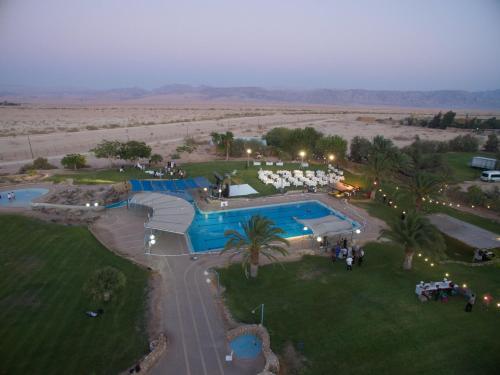 Naẖal Ya‘alonLotan Desert Travel Hotel的享有带游泳池的度假村的空中景致