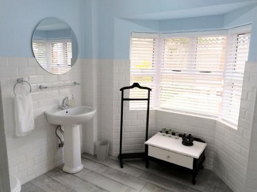 彼得马里茨堡Casa Mia的白色的浴室设有水槽和镜子