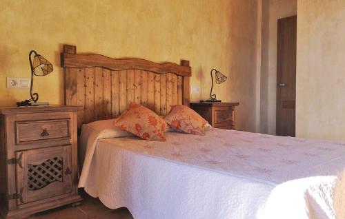 AlgatocínEl Algarrobo by CasaTuristica的一间卧室配有一张带2个床头柜的大床
