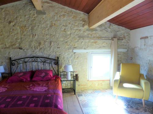 Saint-LoupAu Clair De Loup的卧室配有床、椅子和窗户。