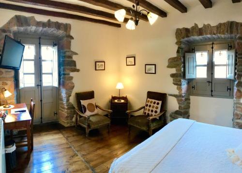 Ziga卡萨乡村兹盖克艾特克斯兹日酒店的一间卧室,卧室内配有一张床和椅子